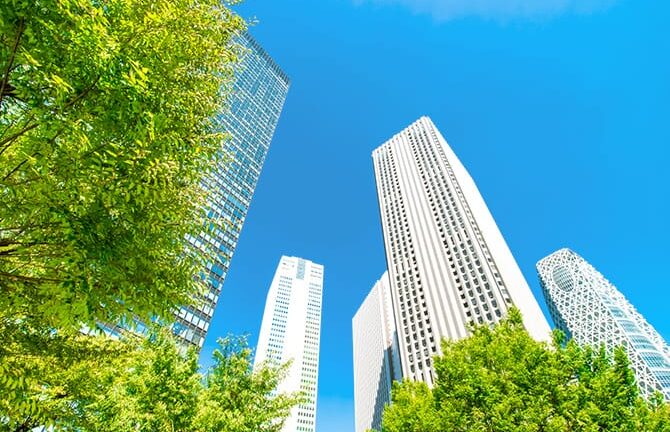 成長する企業と都市のビル群